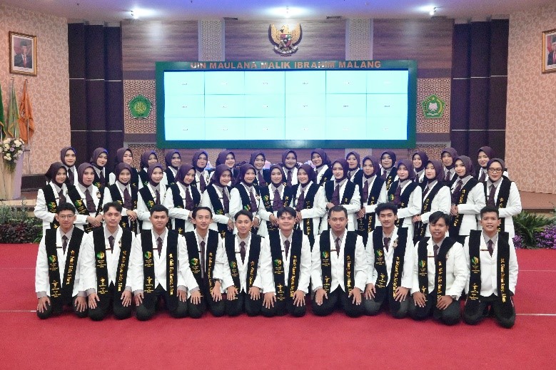 “Pengucapan Lafal Sumpah Apoteker Periode 2 Tahun 2024 Fakultas Kedokteran dan Ilmu Kesehatan Universitas Islam Negeri Maulana Malik Ibrahim Malang”